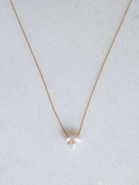 3 small delicate pearls necklace te koop bij Almost Summer Amsterdam 5040021