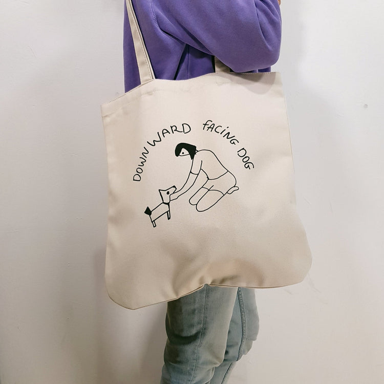 downward facing dog organic cotton premium tote bag te koop in de webshop van Almost Summer Amsterdam