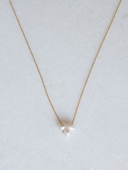 3 small delicate pearls necklace te koop bij Almost Summer Amsterdam 5040021