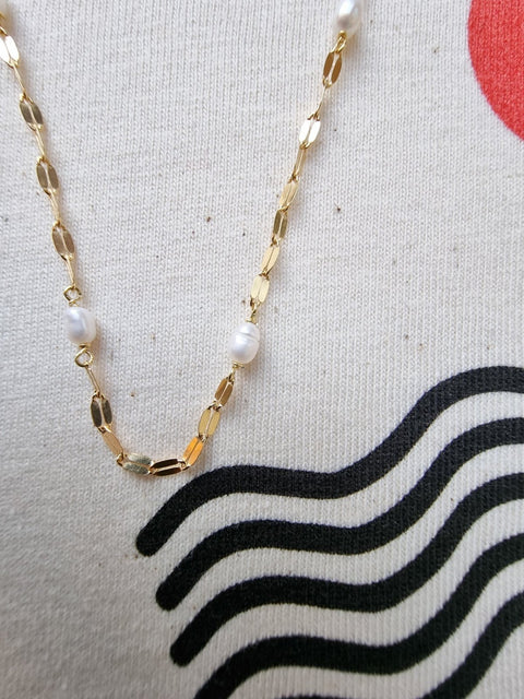 6 small pearls on flat chain necklace te koop bij Almost Summer Amsterdam 5040504