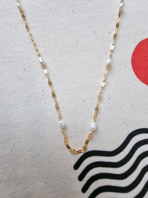 6 small pearls on flat chain necklace te koop bij Almost Summer Amsterdam 5040504