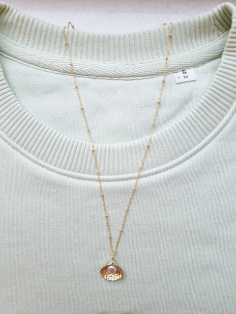 A pearl in a shell necklace te koop bij Almost Summer Amsterdam 5040329