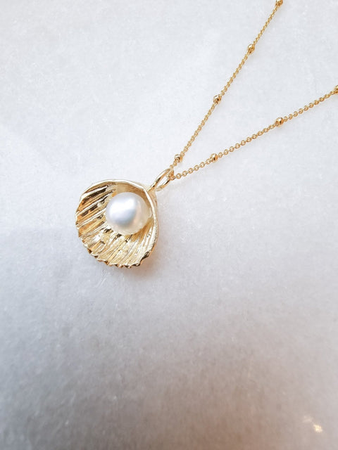 A pearl in a shell necklace te koop bij Almost Summer Amsterdam 5040329