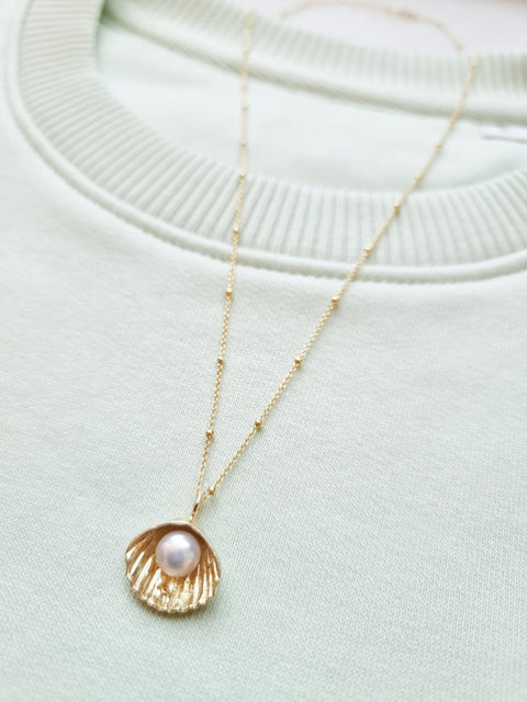 A pearl in a shell necklace te koop bij Almost Summer Amsterdam 5040329