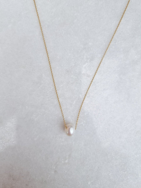 Fresh water pearl on delicate chain necklace te koop bij Almost Summer Amsterdam 5040241