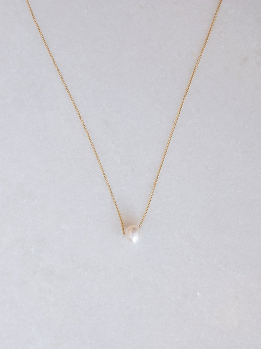 Fresh water pearl on delicate chain necklace te koop bij Almost Summer Amsterdam 5040241