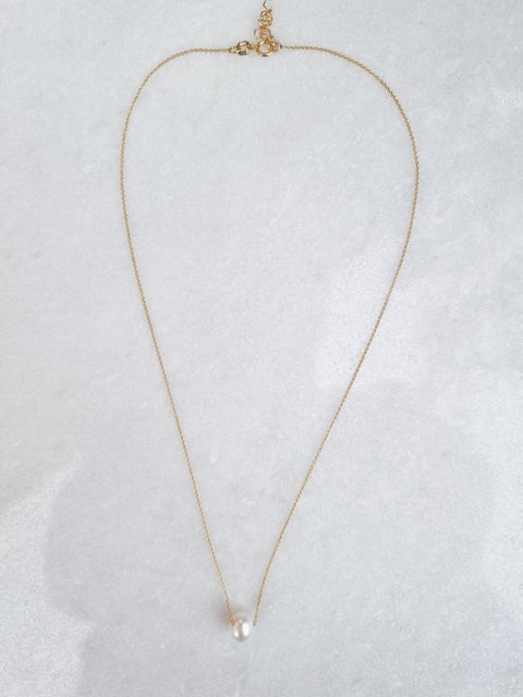 Fresh water pearl on delicate chain necklace te koop bij Almost Summer Amsterdam 5040241