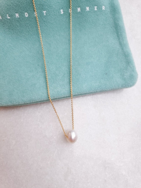 Fresh water pearl on delicate chain necklace te koop bij Almost Summer Amsterdam 5040241