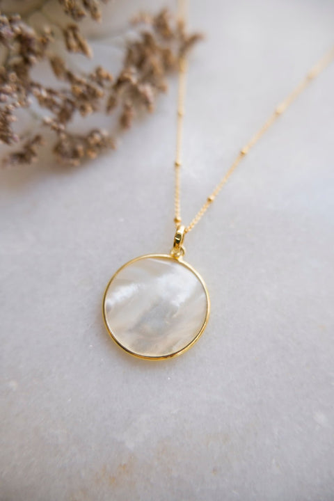 mother of pearl disk necklace te koop bij Almost Summer Amsterdam 10268