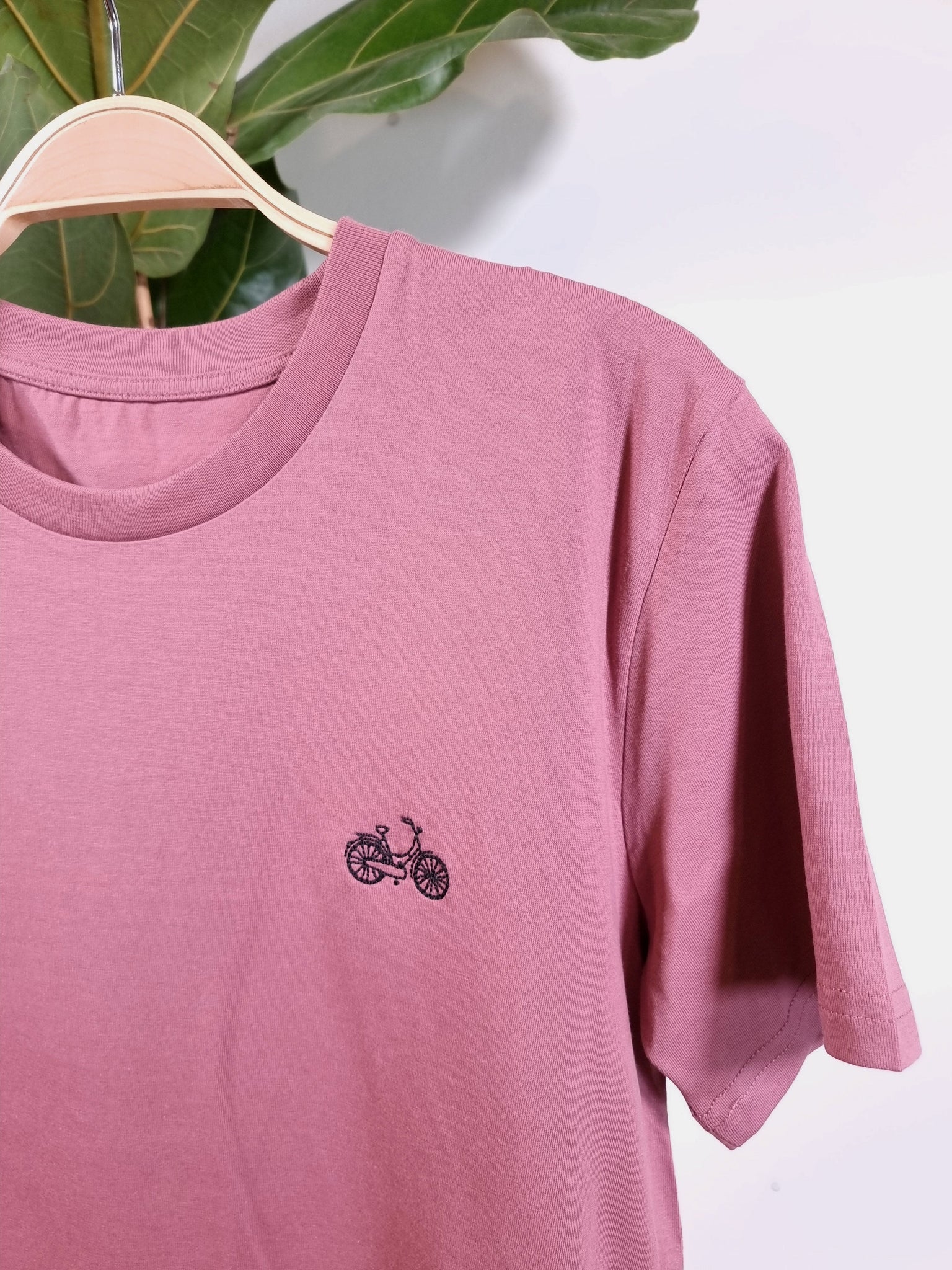 fiets hibiscus rose organic cotton unisex t-shirt te koop in de webshop van Almost Summer Amsterdam