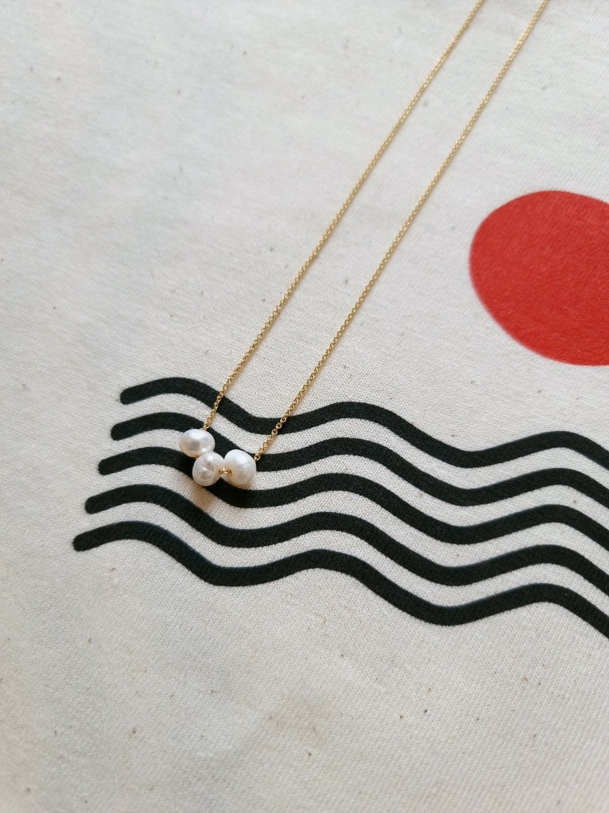 3 small delicate pearls necklace te koop in de webshop van Almost Summer Amsterdam