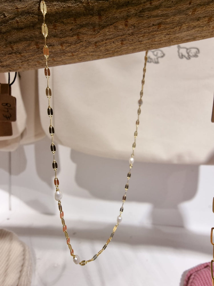 6 small pearls on flat chain necklace te koop in de webshop van Almost Summer Amsterdam