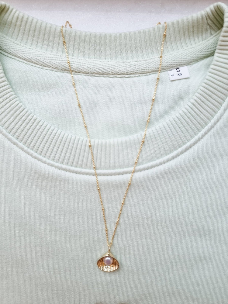 A pearl in a shell necklace te koop in de webshop van Almost Summer Amsterdam