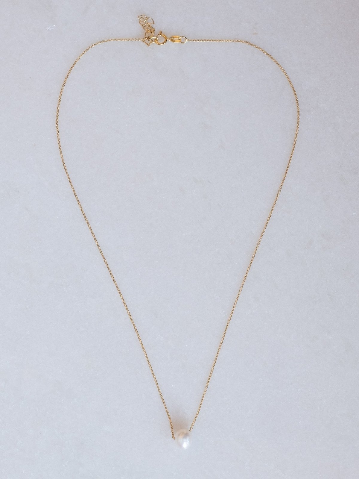 Fresh water pearl on delicate chain necklace te koop in de webshop van Almost Summer Amsterdam