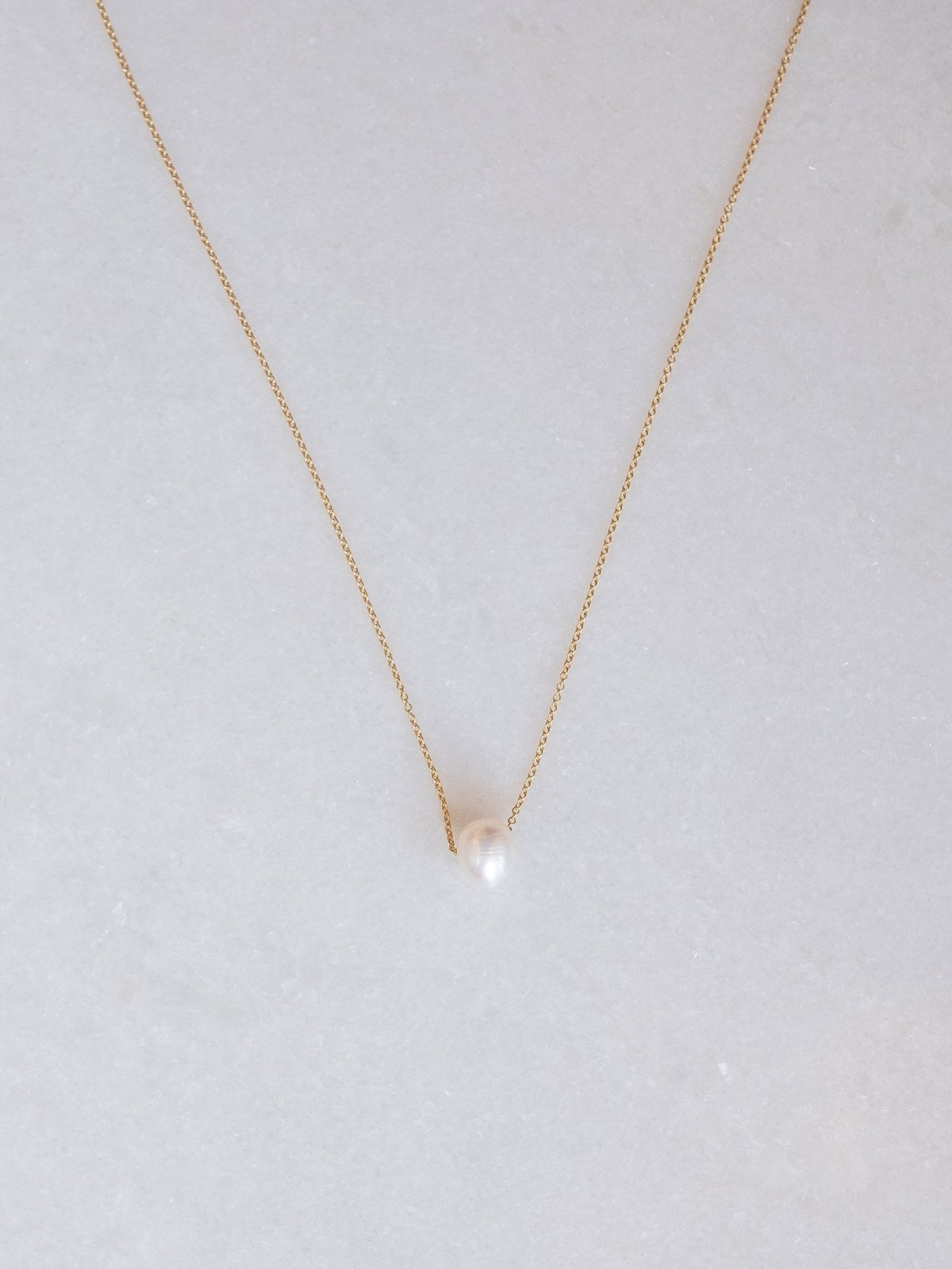 Fresh water pearl on delicate chain necklace te koop in de webshop van Almost Summer Amsterdam