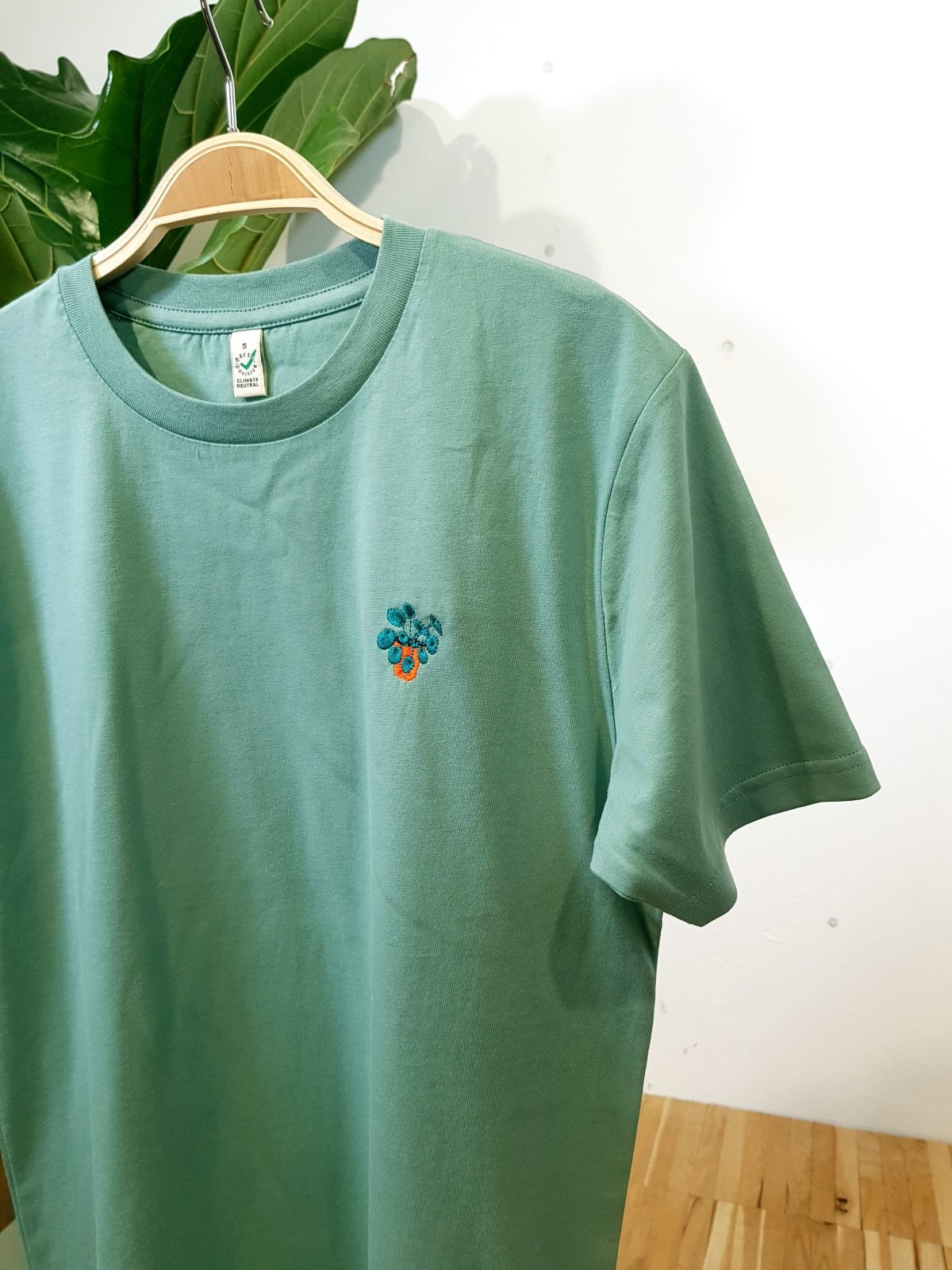 pannenkoekplant sage green unisex organic t-shirt te koop in de webshop van Almost Summer Amsterdam