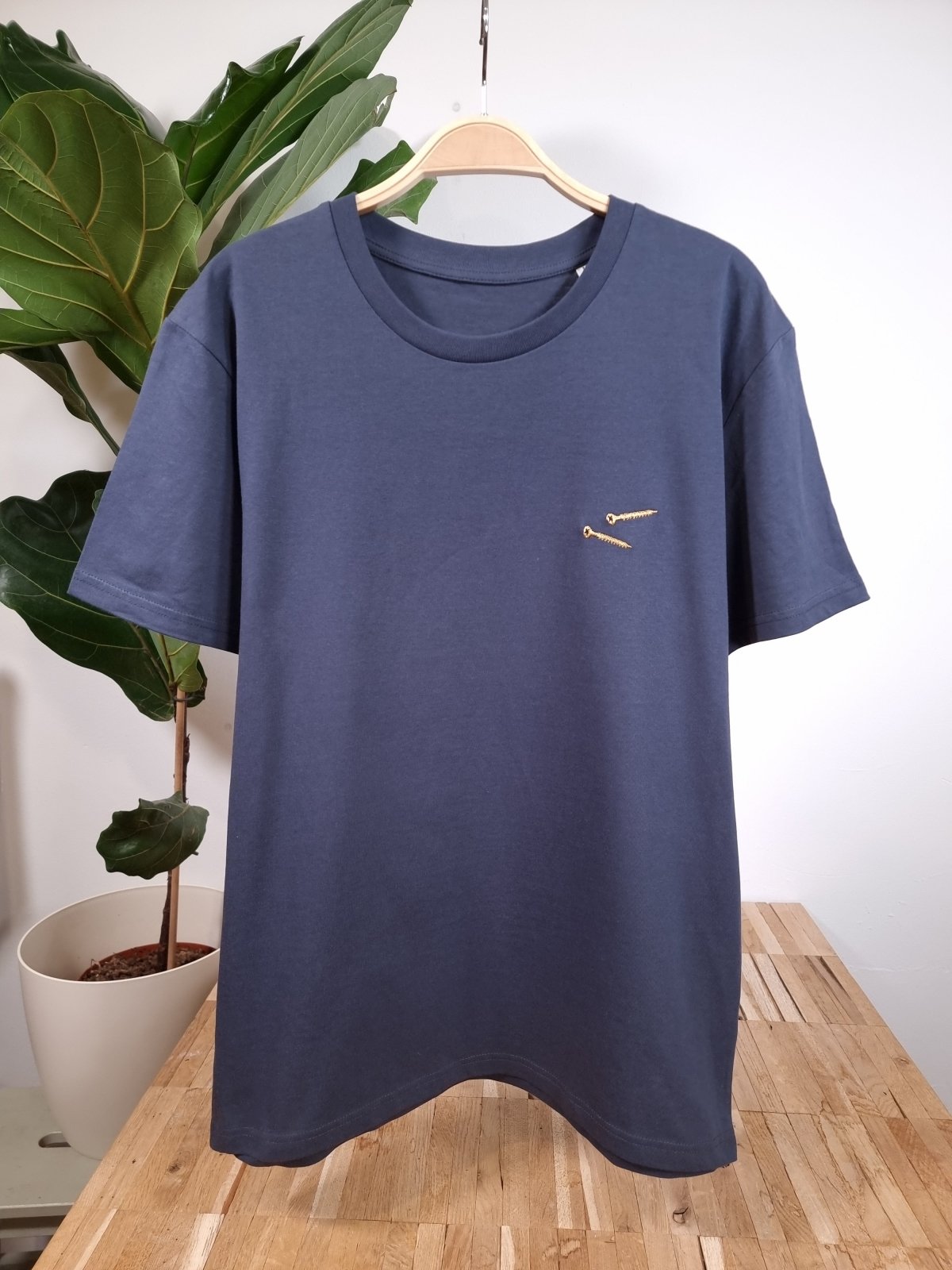 screw neck india ink grey organic cotton tshirt te koop in de webshop van Almost Summer Amsterdam